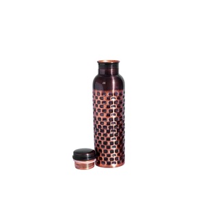 Ensemble de bouteilles d'eau en cuivre pur faites à la main avec 2 gobelets, design antique en briques de cuivre, pour une hydratation saine, anti-fuite. - Product Image 1