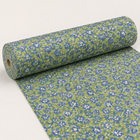 Tissu en coton imprimé floral vert olive avec motif de fleurs bleues, textile doux et respirant pour la confection de kurtis et de dupattas.