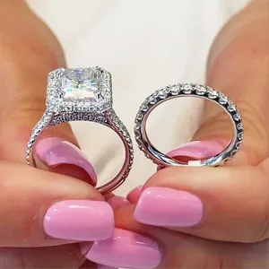 Impresionante conjunto de anillos nupciales con diamantes simulados de corte radiante en oro blanco de 14 quilates chapado - Product Image 2