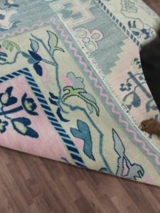 Tapis en laine noué à la main de style Oushak turc traditionnel, motif floral pastel, tapis de luxe fait main pour la décoration du salon et de la chambre. - Product Image 6