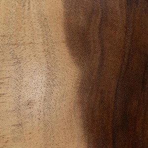La table d'appoint ronde en bois de Suar naturel présente une silhouette de sablier distinctive, sculptée dans le bois de Suar avec une finition naturelle. - Product Image 5