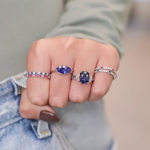 Bague de mariage en or blanc 14 carats avec saphir bleu taille marquise et diamant bleu de laboratoire, sertie demi-cerclée, vente en gros - Product Image 3