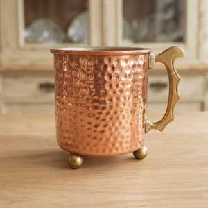 Taza de Cobre Vintage con Patas de Bola y Asa de Latón, Taza Decorativa de Metal Martillado, Vajilla Rústica Escandinava - Product Image 1