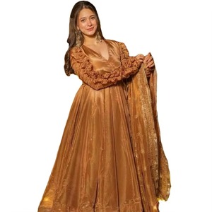 Nouvelle robe Anarkali de créateur de mode, tenue ethnique richement brodée avec une touche élégante et un dupatta pour mariage traditionnel - Product Image 6