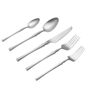 Juego de cubiertos metálicos de color plateado de alta calidad estándar, diseñado para cumplir con las expectativas estéticas y funcionales. - Product Image 5