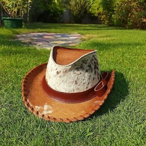Chapeau de cowboy en similicuir de vachette unisexe marron et blanc, style western rancher avec bande en ruban, pour l'extérieur, printemps-été, style décontracté - Product Image 1
