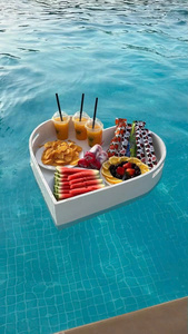Bandeja flotante redonda grande de ratán para desayuno, ideal para un ambiente romántico junto a la piscina en un hotel, spa o resort al estilo Bali. - Product Image 5