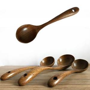 Cuillère de cuisine en bois naturel, matériau sans danger pour les aliments, conçue pour une cuisine saine et une préparation de repas pratique - Product Image 1