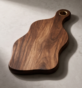 Planche à découper en bois de manguier finition noyer, planche à découper ondulée biologique avec poignée à œillet en laiton, plateau de service - Product Image 5