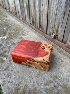 Boîte à bijoux artisanale en résine époxy TIMELESS CRAFT avec incrustation en bois, finition rouge, rangement artistique pour bagues et colliers - Product Image 3