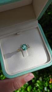 Anillo de compromiso clásico para mujer con circonita talla cojín y engaste de oro de 18K - Product Image 6