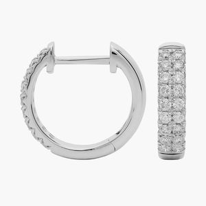 Pendientes de Aro Huggie de Lujo con Doble Hilera de Diamantes Cultivados en Laboratorio, Corte Brillante Redondo, en Oro Blanco de 14k - Product Image 5