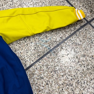 Veste universitaire ORCAFITS bleue et jaune avec logo R et patch Game Boy, style preppy, veste en coton et polyester pour homme, vêtement d'automne - Product Image 3