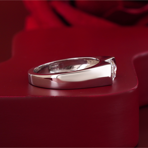 Bague solitaire pour homme en diamant de laboratoire de 1,70 carat avec monture à griffes en or 14 carats VVS-VS DEF, alliance pour la remise des diplômes - Product Image 2