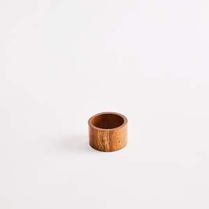 Elegante servilletero de madera que se integra perfectamente con diversas temáticas de cena y opciones de lino. - Product Image 3