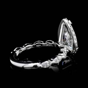 Bagues classiques en moissanite pour femmes, vente en gros, direct usine, or jaune 14K, forme poire, halo brillant, sangle latérale festonnée à griffes partagées - Product Image 2