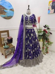 Traje Lehenga Choli de Lino Azul Oscuro Tradicional con Bordado Floral y Trabajo de Espejo, Sharara para Bodas y Fiestas (Walima) para Mujer - Product Image 3