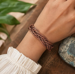 Pulsera de Cobre Metálico Martillada a Mano con Banda Ancha y Patrón Texturizado, Pulsera de Bioenergía para Terapia, Alivio de Artritis y Articulaciones - Product Image 4