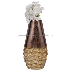 Florero de metal martillado de alta demanda para decoración de mesa Florero de lujo disponible en exportación - Product Image 1