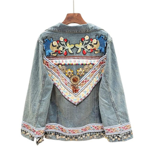 Blousons courts en jean délavé tendance européens et américains, coupe ajustée, bleu mode pour femme, denim à bords bruts et trous bleus - Product Image 2