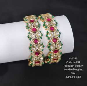Bracelets Kundan de qualité supérieure plaqués or avec pierres Kundan vertes, design géométrique, pour femmes, bijoux de mariage et de fête. - Product Image 2