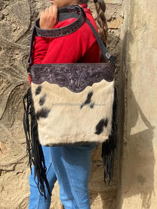 Nouveau design, sac à main en cuir repoussé à la main, sac à bandoulière à franges en cuir de vachette véritable, sacs à bandoulière sculptés à motifs floraux de bohème pour femmes - Product Image 2
