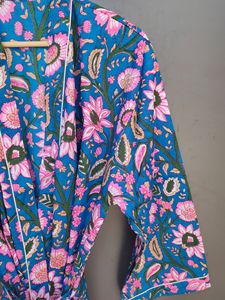Bata Kimono de Algodón con Estampado Floral Azul y Rosa con Cinturón |   Bata Ligera Hecha a Mano para Mujer |   Ropa de Playa para el Verano - Product Image 2