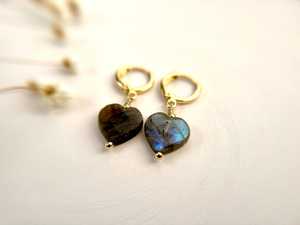 Pendientes de Labradorita Natural Hechos a Mano, Suministro Directo, Gotas de Piedras Preciosas Facetadas en Forma de Corazón sobre Aros Huggie Chapados en Oro, Joyería - Product Image 1