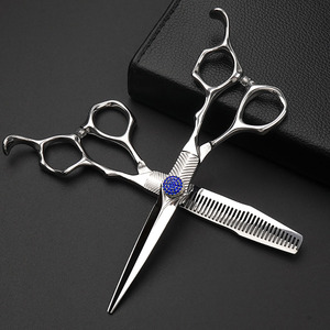 Ciseaux de coiffure en acier inoxydable à lame bleue diamantée, gravure sur surface, design ergonomique, pour droitiers, manche léger de taille moyenne - Product Image 4