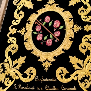 Estandarte Religioso de Terciopelo de Lujo con Detalles Bordados a Mano - Product Image 6
