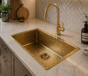 Fregadero de preparación cuadrado de latón hecho a mano, con acabado martillado dorado, para cocina o bar, de un solo tazón, para instalar bajo encimera, con un solo grifo, tipo lavabo utilitario. - Product Image 5