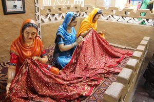 Estatua de Pareja Bhangra Punjabi para Decoración, Estatuas Coloridas con Temática Punjabi para la Noche Cultural del DJ Bhangra - Product Image 4