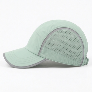 Gorras ligeras para correr diseñadas con tela ventilada, correas seguras y viseras curvas para mayor comodidad durante el uso al aire libre. - Product Image 6