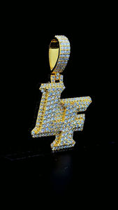 Colgante de diamante Moissanite Hip Hop de plata 925 chapado en oro con inicial de nombre de letra con logotipo único personalizado - Product Image 4