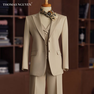 El potente conjunto de traje para mujer Lead es una pieza destacada de la colección femenina, confeccionado en Vietnam. - Product Image 1