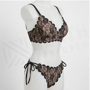 Ensemble bikini en dentelle florale pour femme avec bas à bords festonnés et haut de soutien-gorge à décolleté plongeant - Product Image 3