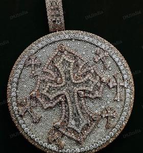 Pendentif croix en argent sterling de luxe personnalisable avec logo personnalisé, plaqué rhodium, serti de moissanite, pour homme - Product Image 2