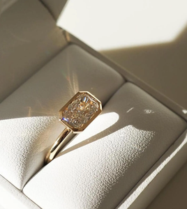 Anillo de compromiso solitario de moissanita de lujo con corte esmeralda en oro de 14K, joyería fina minimalista al por mayor - Product Image 2