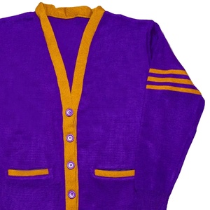 เสื้อคาร์ดิแกนถักไหมพรมสีทองโบราณและสีม่วงสำหรับผู้ชายแบบสั่งทำพิเศษ พร้อมแถบสีม่วงที่แขนเสื้อ ติดกระดุมหุ้มผ้าขนสัตว์/อะคริลิก เหมาะสำหรับใส่ในฤดูหนาว - Product Image 3
