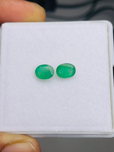 Par de Esmeraldas Naturales de Zambia, Corte Ovalado, 2.28 Quilates, Grado AAA, Certificado IGI, Color Verde, Pulido Perfecto, Precio Económico - Product Image 4