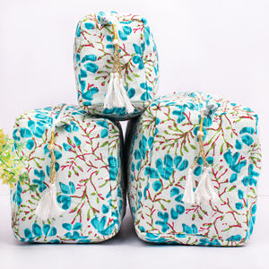 Bolsas de Cosméticos de Lujo Portátiles e Impermeables con Borlas Grandes de Algodón, Diseño Floral Personalizado, Estética Coqueta para Viajes de Mujeres - Product Image 1