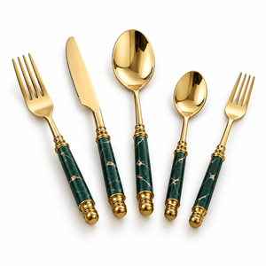 Juego de Cubiertos de Cinco Piezas con Mango de Mármol Verde Esmeralda y Detalles en Oro, Colección de Cubiertos para Comedor |   Vajilla de Acero Inoxidable de Lujo con Adornos - Product Image 1