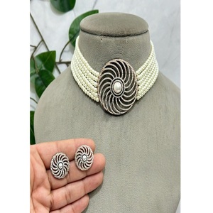 Ensemble collier ras-de-cou et boucles d'oreilles en or rose de qualité supérieure, style victorien, avec zircons et perles, idéal pour un cadeau de mariage pour femme - Product Image 1