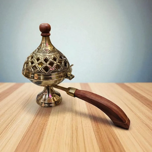 Brûleur d'encens artisanal en laiton, décoratif, compagnon pour la pratique de l'encens, la méditation, l'équilibre et la prière, pour un mode de vie harmonieux - Product Image 4