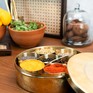 Caja de Especias Masala Dani Tradicional Hecha a Mano de Latón, Contenedor Decorativo para Almacenamiento de Especias de Cocina India - Product Image 6