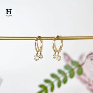 Pendientes Minimalistas de Aro Doble Colgante de Oro de 14K con Diamantes Redondos y Múltiples Dijes para Mujer - Product Image 5