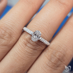 Bague en or blanc 10K avec diamant de laboratoire ovale de 0,50 carat, trois rangées pavées, design élégant allongé et étincelant - Product Image 4