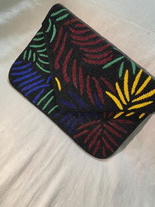 Cartera de Mano Bordada a Mano con Diseño Étnico Colorido y Apariencia Elegante y Moderna - Product Image 5