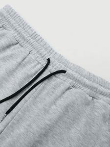 Conjunto casual de dos piezas para hombre: Sudadera con capucha y cremallera corta en gris jaspeado claro de tejido grueso y pantalones deportivos de pierna ancha con cordón a juego. - Product Image 6