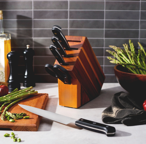 Ensemble de couteaux de cuisine à manche noir avec lames argentées, bloc de rangement en bois brun et ciseaux pour trancher, hacher et préparer les aliments - Product Image 6